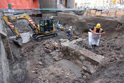 847246 Afbeelding van het uitgraven van archeologische resten op de binnenplaats van het voormalige Hoofdpostkantoor ...